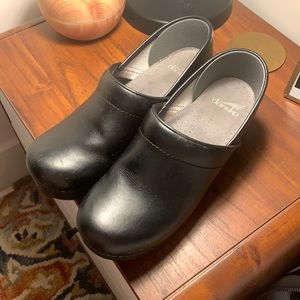 Black professional dansko clogs